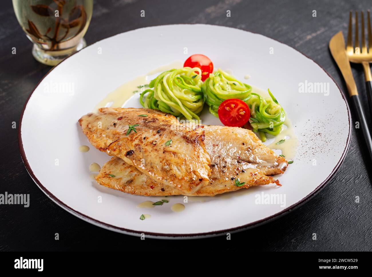 Filetto di pesce alla griglia con pasta di zucchine. Concetto di cibo sano. Foto Stock