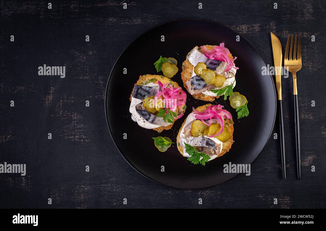 Sandwich con aringhe. Polpettine con aringhe, salsa e cipolla. Vista dall'alto Foto Stock