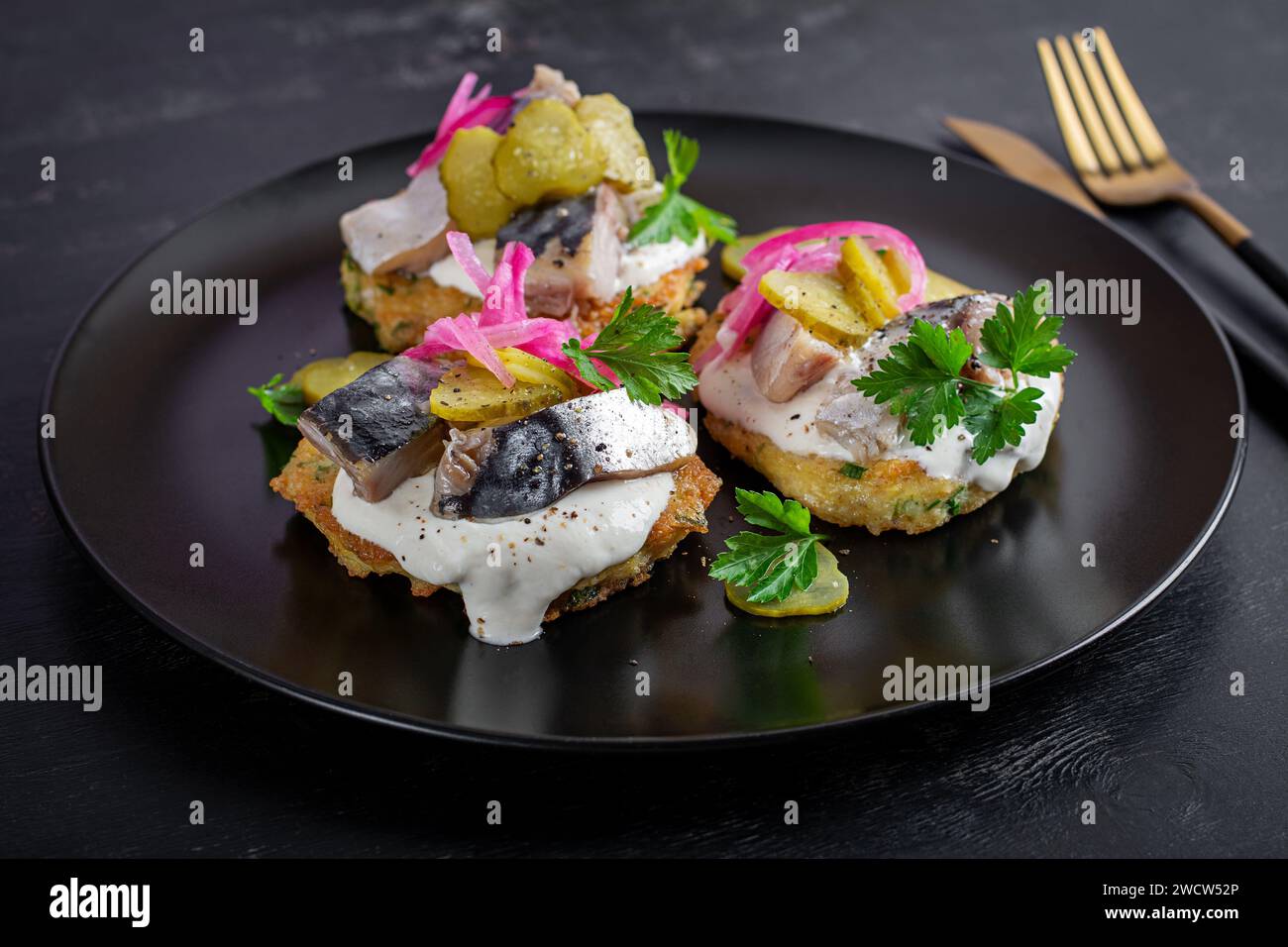 Sandwich con aringhe. Polpettine con aringhe, salsa e cipolla. Vista dall'alto Foto Stock