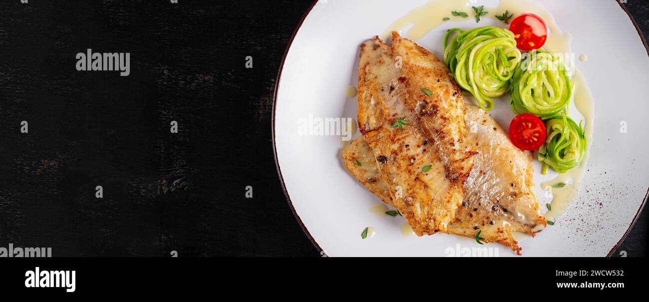 Filetto di pesce alla griglia con pasta di zucchine. Concetto di cibo sano. Vista dall'alto, banner Foto Stock