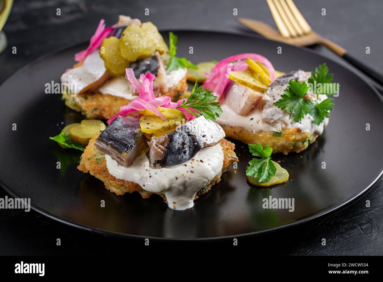 Sandwich con aringhe. Polpettine con aringhe, salsa e cipolla. Vista dall'alto Foto Stock