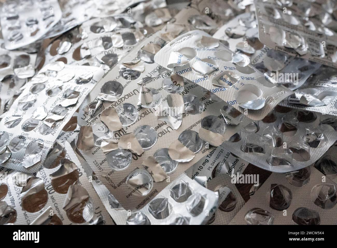 Un dettaglio di fogli d'argento che un tempo conteneva compresse, trattamenti e farmaci come Paracetamol e Amlodipine, il 17 gennaio 2024, a Londra, in Inghilterra. Foto Stock