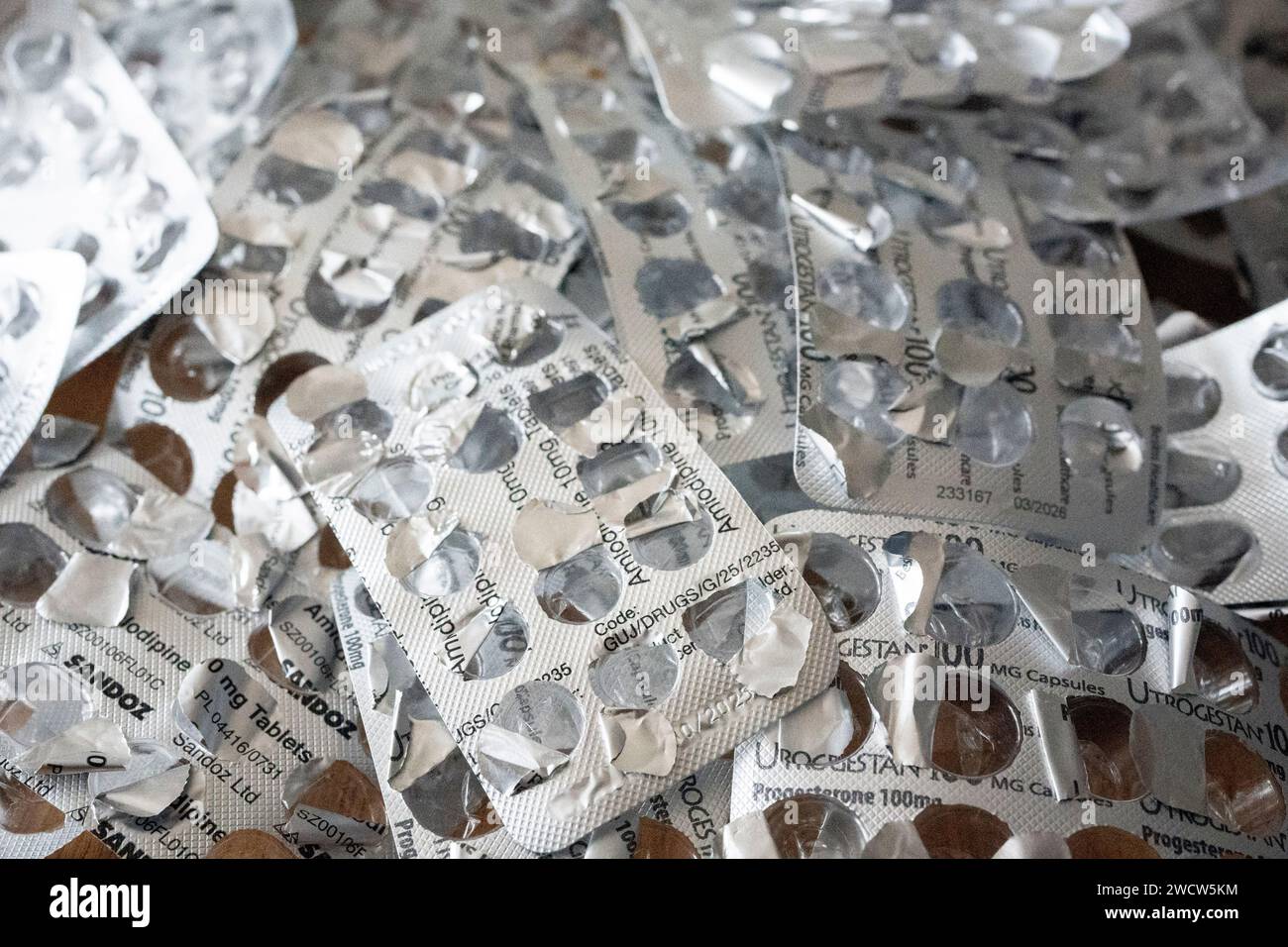 Un dettaglio di fogli d'argento che un tempo conteneva compresse, trattamenti e farmaci come Paracetamol e Amlodipine, il 17 gennaio 2024, a Londra, in Inghilterra. Foto Stock