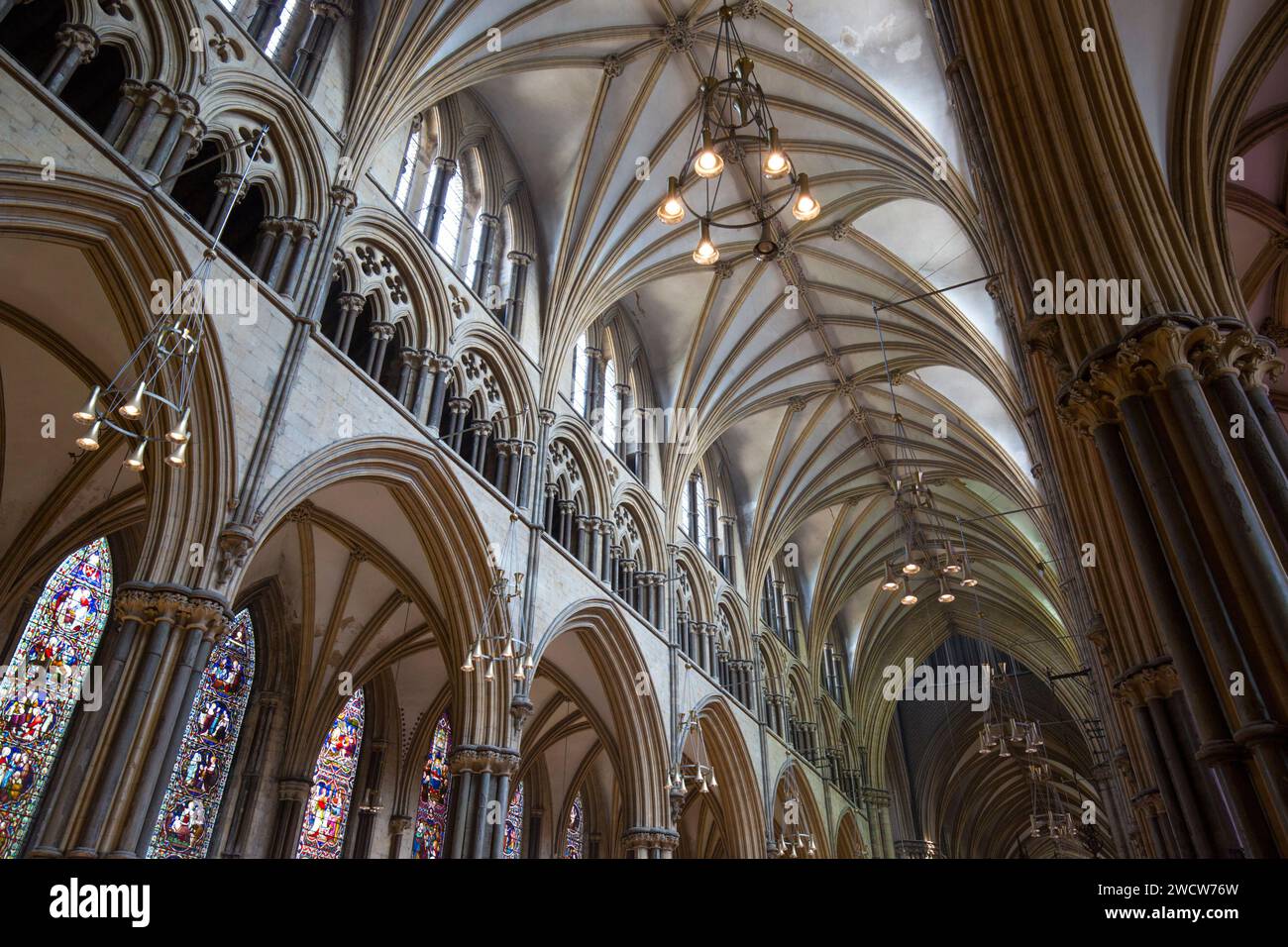 Lincoln, Lincolnshire, Inghilterra. Vista angolare bassa lungo la navata della Cattedrale di Lincoln, soffitto a volta in costola. Foto Stock