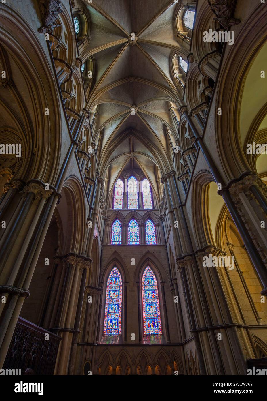 Lincoln, Lincolnshire, Inghilterra. Vista dal basso angolo del transetto sud-est della Cattedrale di Lincoln, vetrate colorate prominenti. Foto Stock