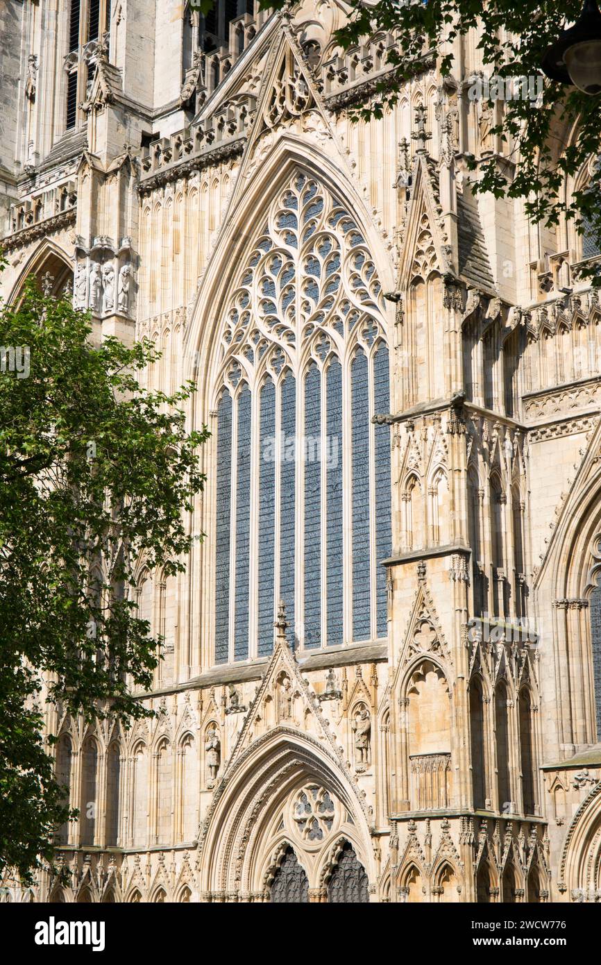 York, North Yorkshire, Inghilterra. Il fronte ovest e la grande finestra ovest della cattedrale di York, popolarmente conosciuta come il cuore dello Yorkshire. Foto Stock