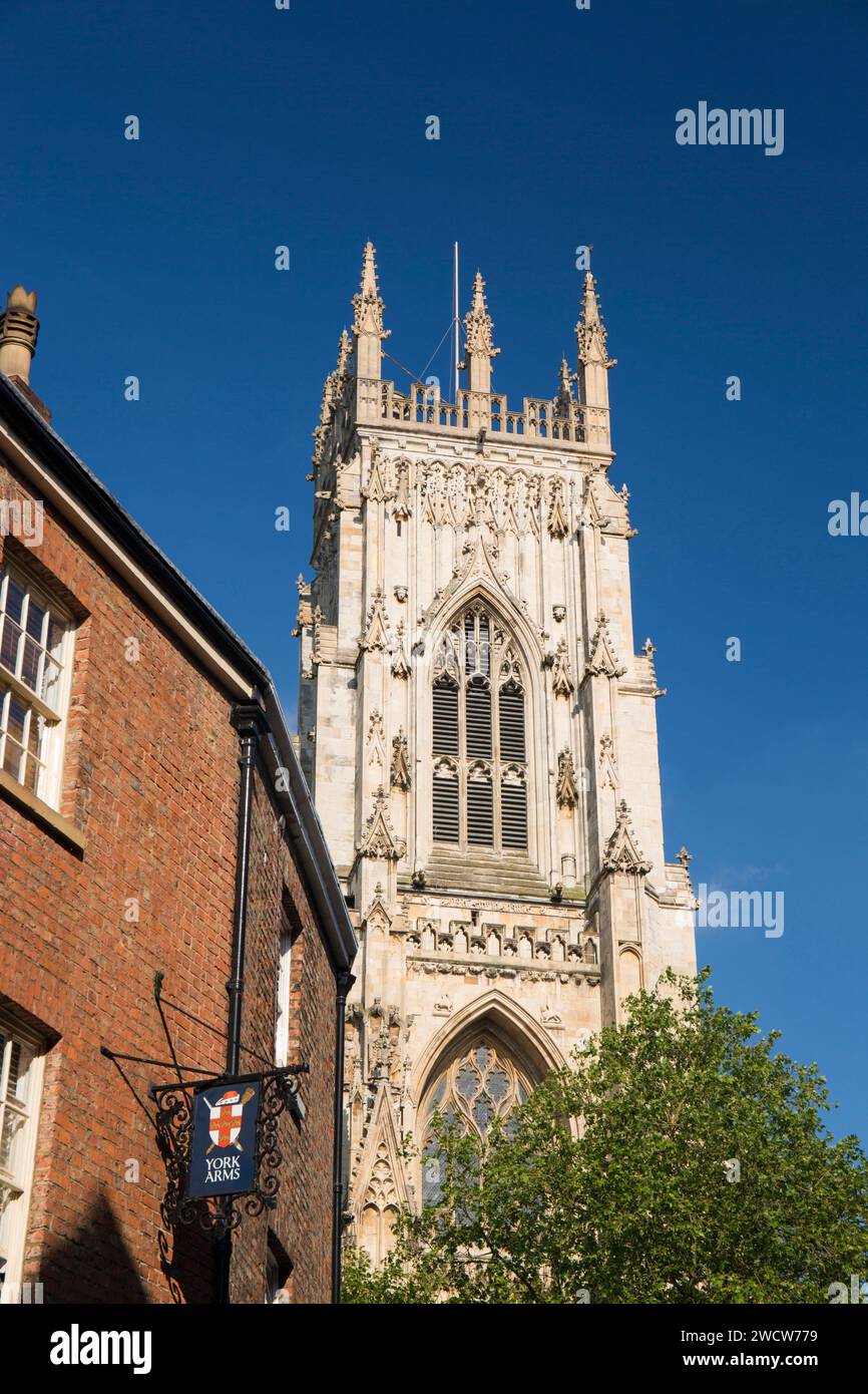 York, North Yorkshire, Inghilterra. Vista dall'angolo basso della torre sudoccidentale del XV secolo della York Minster, insegna del pub in primo piano. Foto Stock
