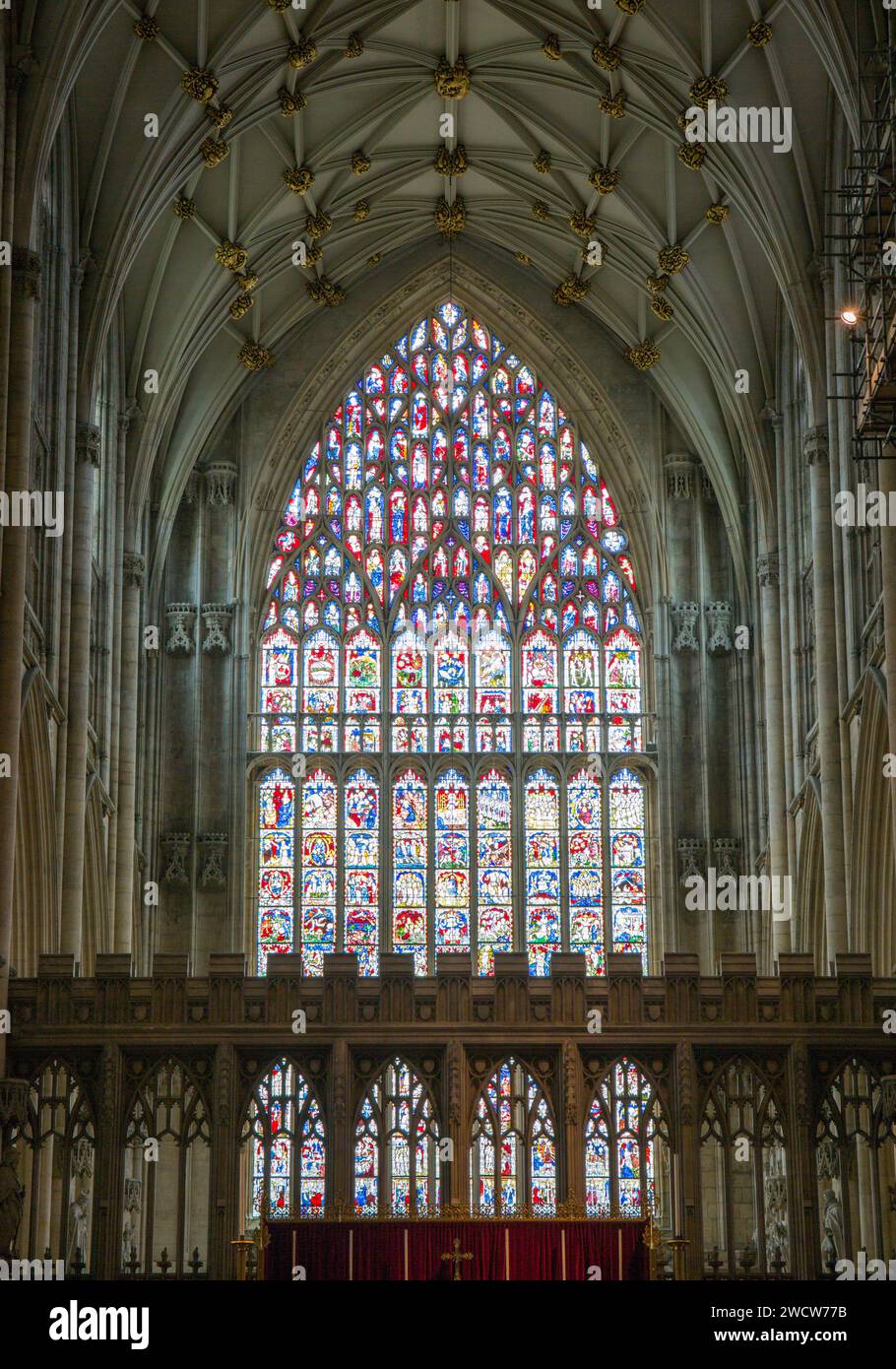 York, North Yorkshire, Inghilterra. L'altare maggiore e le colorate vetrate colorate del XV secolo, la grande finestra Est della Cattedrale di York. Foto Stock