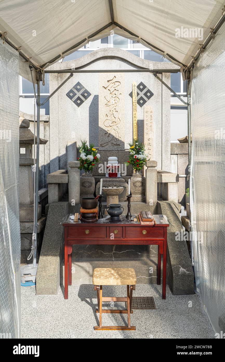 Tokyo, Giappone. Gennaio 2024. L'altare votivo in un piccolo cimitero nel centro della città Foto Stock