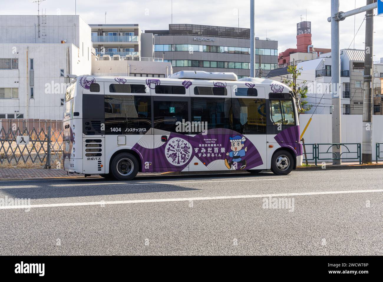 Tokyo, Giappone. Gennaio 2024. Un autobus della città di Sumida in una strada del centro città Foto Stock