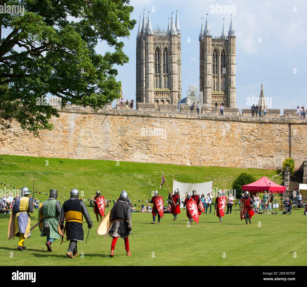 Lincoln, Lincolnshire, Inghilterra. Guerrieri in costume che prendono parte a una rievocazione medievale della battaglia sui prati del Castello di Lincoln. Foto Stock