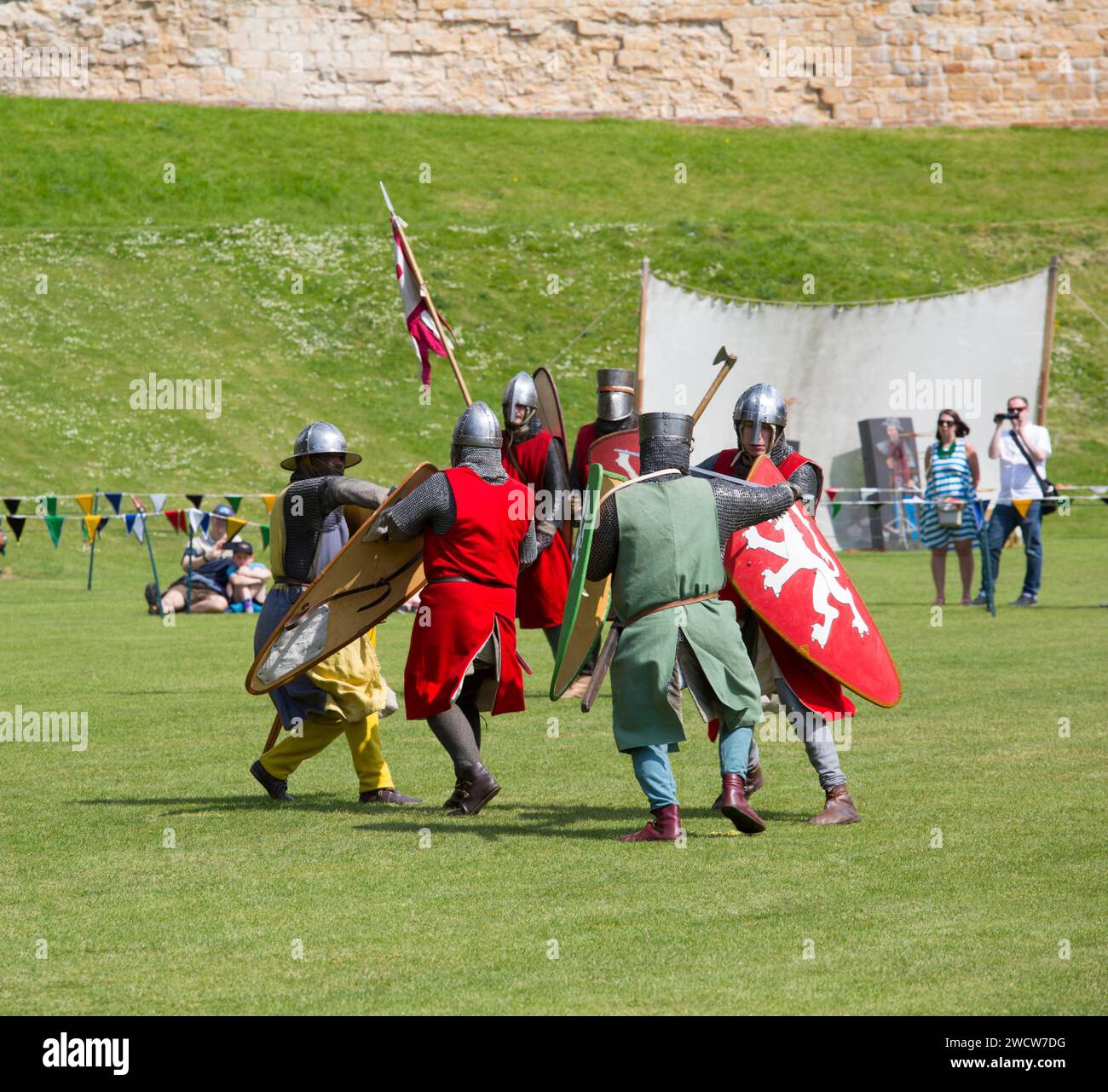 Lincoln, Lincolnshire, Inghilterra. Guerrieri in costume che prendono parte a una rievocazione medievale della battaglia sui prati del Castello di Lincoln. Foto Stock