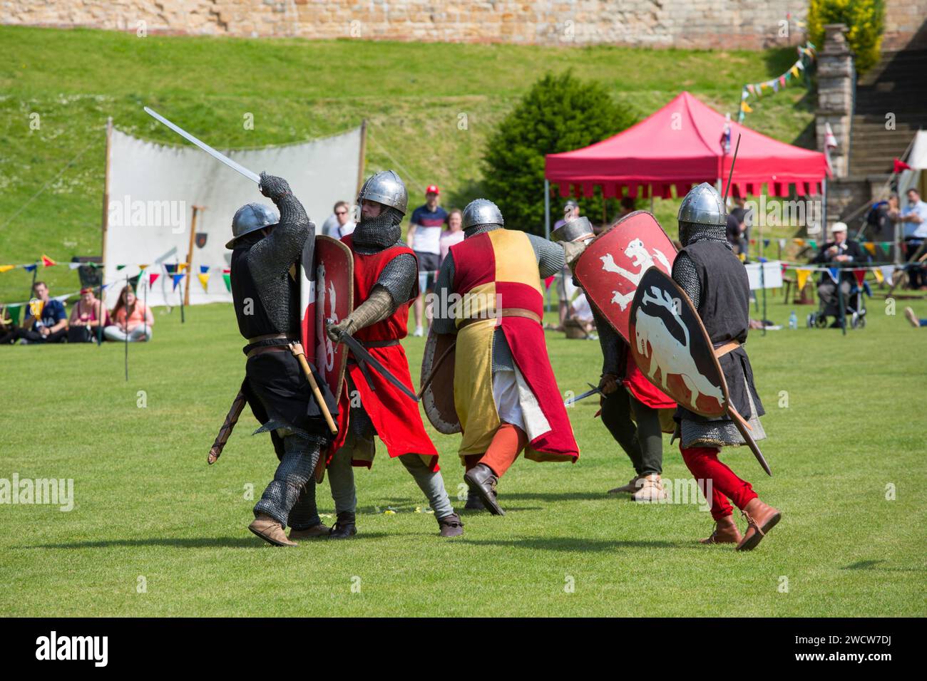 Lincoln, Lincolnshire, Inghilterra. Guerrieri in costume che prendono parte a una rievocazione medievale della battaglia sui prati del Castello di Lincoln. Foto Stock