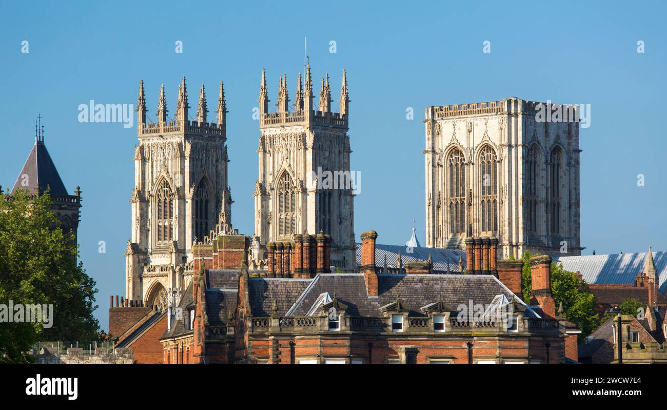 York, North Yorkshire, Inghilterra. Vista panoramica sui tetti della città fino alle maestose torri medievali di York Minster. Foto Stock