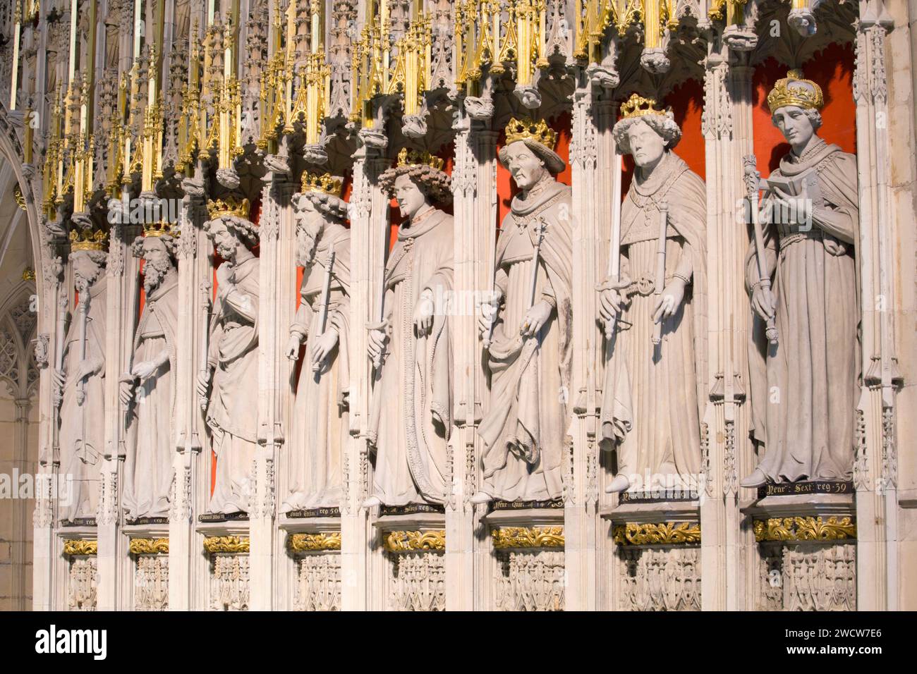 York, North Yorkshire, Inghilterra. The Kings' Screen, uno splendido coro del XV secolo che raffigura i re d'Inghilterra, York Minster. Foto Stock