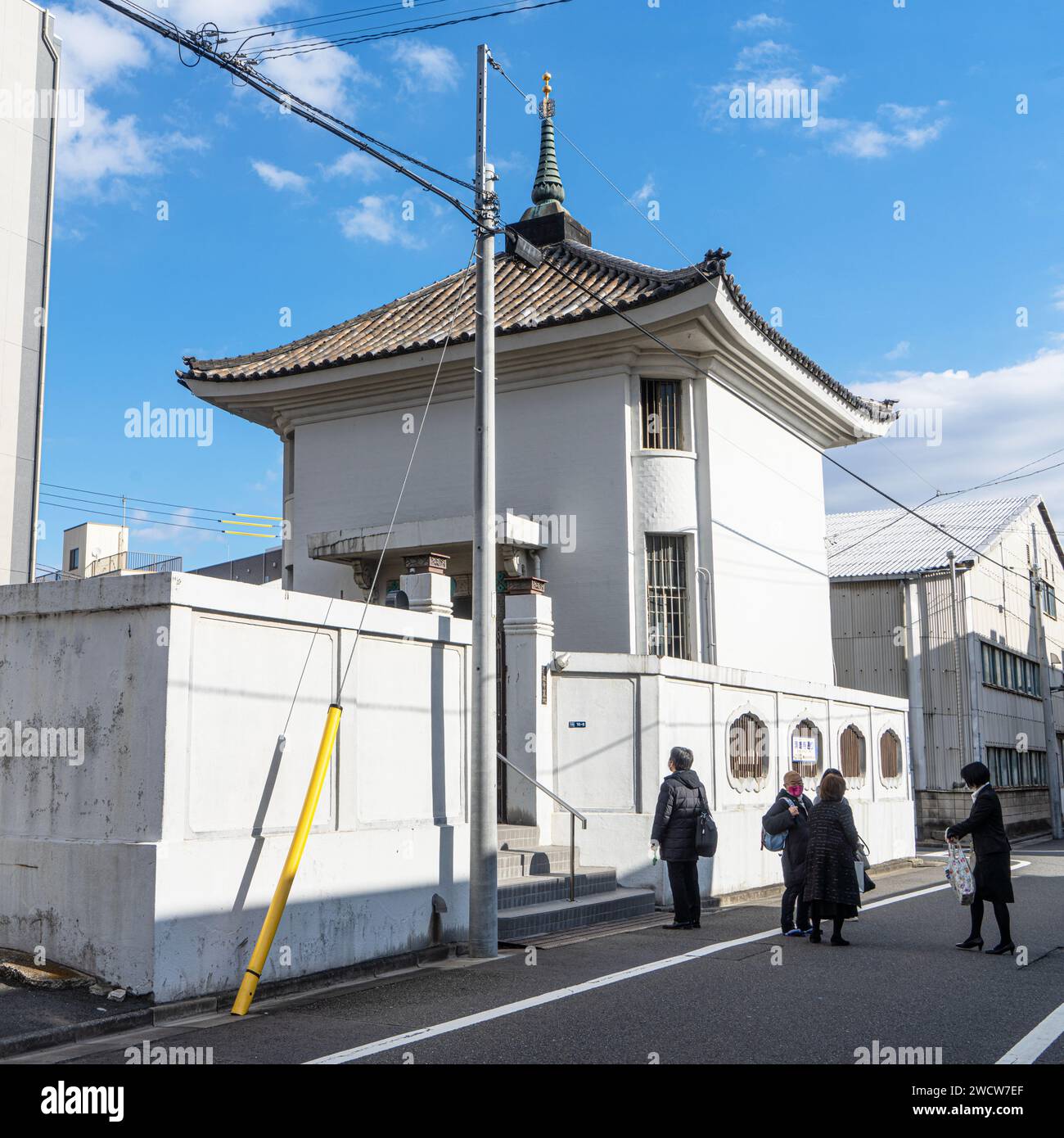 Tokyo, Giappone. Gennaio 2024. Vista esterna di un piccolo cimitero nel centro della città Foto Stock