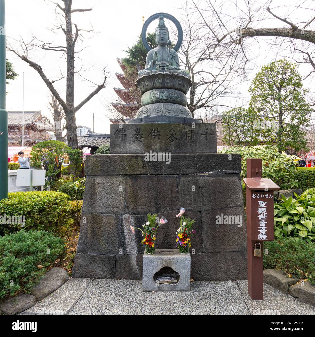 Tokyo, Giappone. Gennaio 2024. La statua di Kannon Bodhisattva nei giardini del tempio buddista senso-Ji nel centro della città Foto Stock