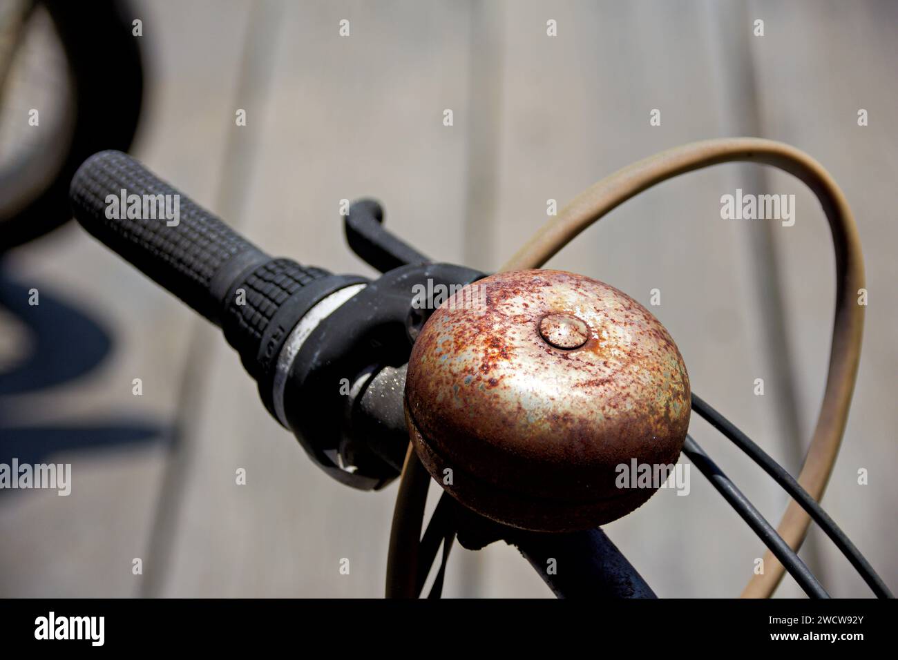 Vecchia motocicletta con freno a mano e campana arrugginita Foto Stock