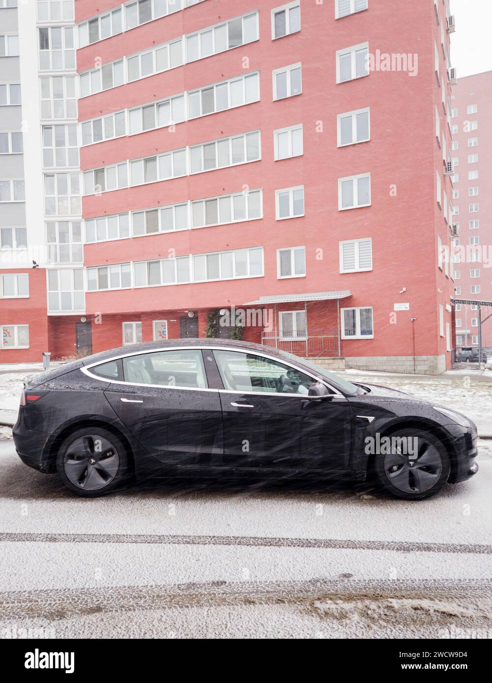 Minsk, Bielorussia, 17 gennaio 2024 - auto Tesla parcheggiata nel parcheggio, auto elettrica nella stagione invernale fredda Foto Stock