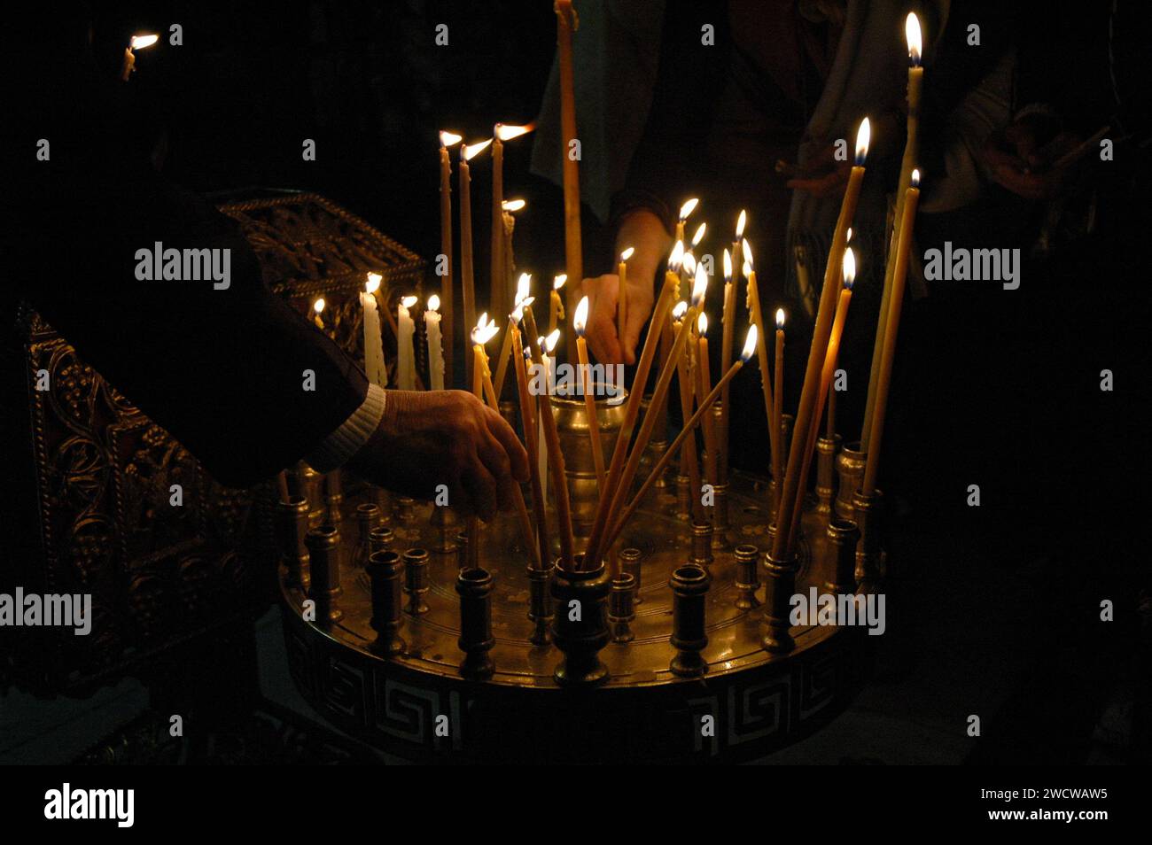 I pellegrini cristiani accendono candele di preghiera a Pasqua nella Chiesa del Santo Sepolcro, dove, secondo la fede cattolica e ortodossa cristiana Foto Stock