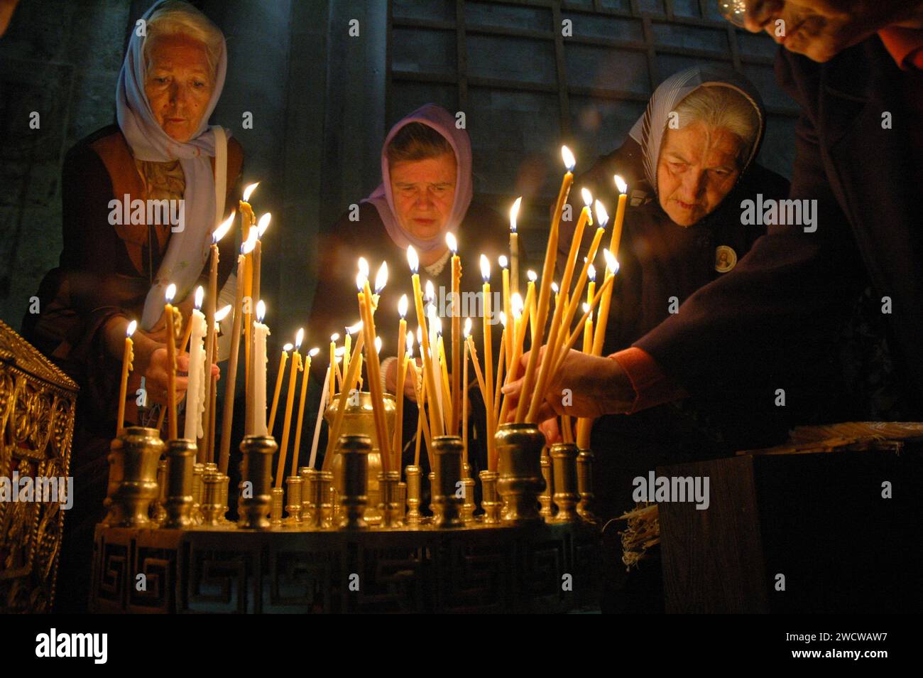 I pellegrini cristiani accendono candele di preghiera a Pasqua nella Chiesa del Santo Sepolcro, dove, secondo la fede cattolica e ortodossa cristiana Foto Stock