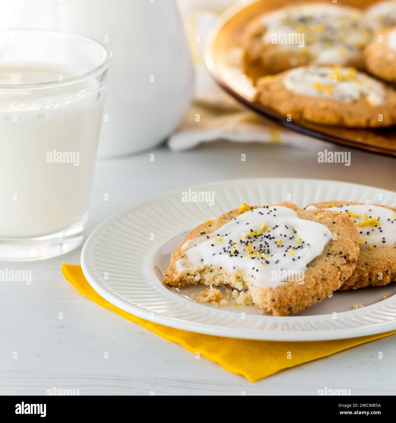 Una porzione di biscotti al limone con uno spuntino, serviti con latte. Foto Stock