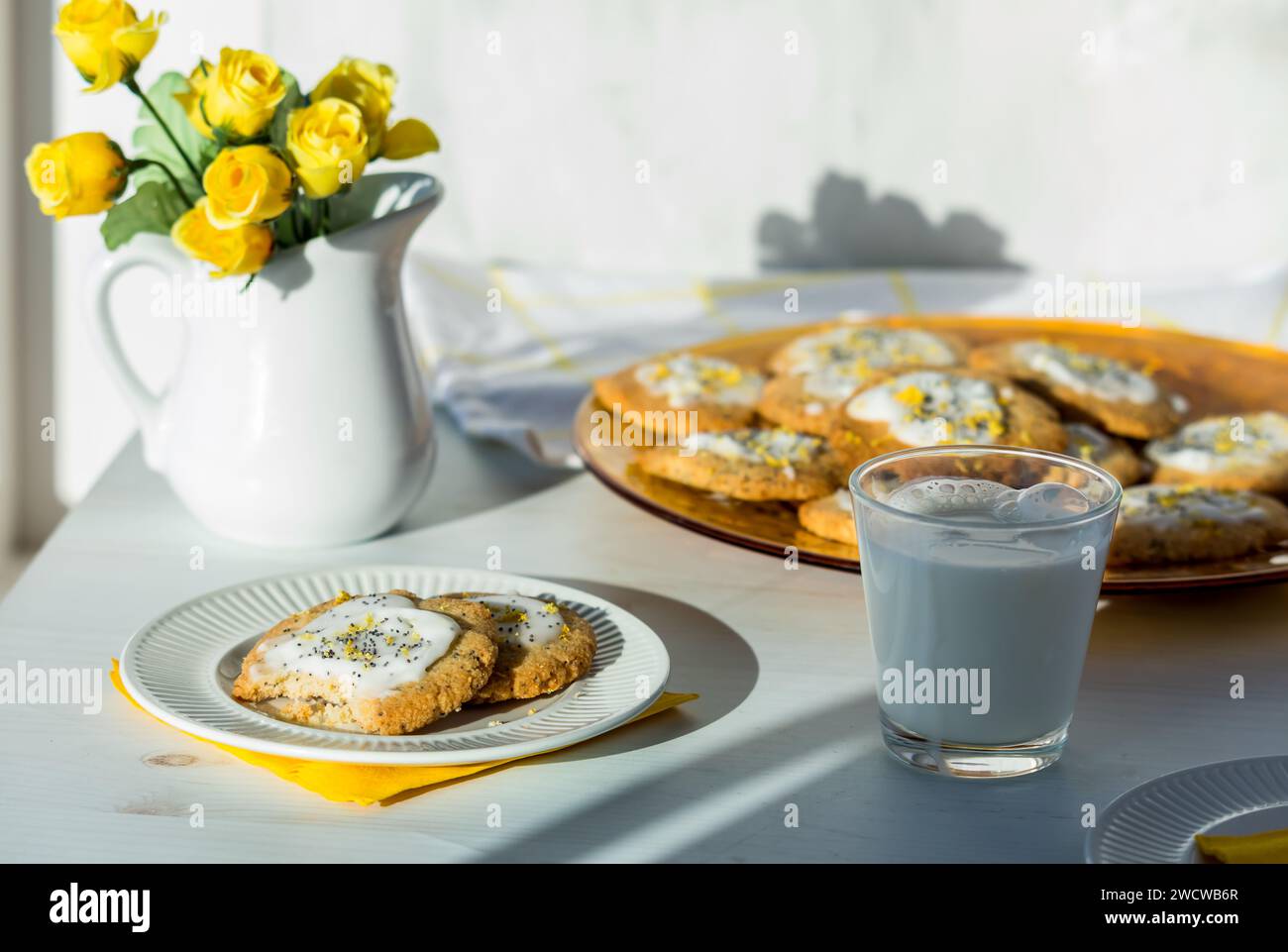 Biscotti al limone su un tavolo alla luce del sole Foto Stock