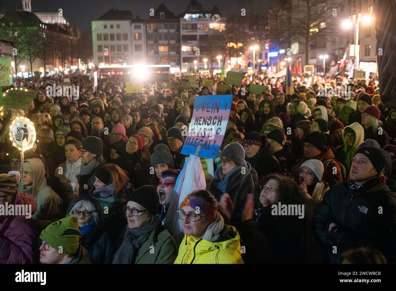 Secondo la polizia di Colonia, fino a 30.000 persone si sono riunite sulla Heumarkt il 24/01/16 sera per manifestare contro l'AfD di estrema destra. Foto Stock