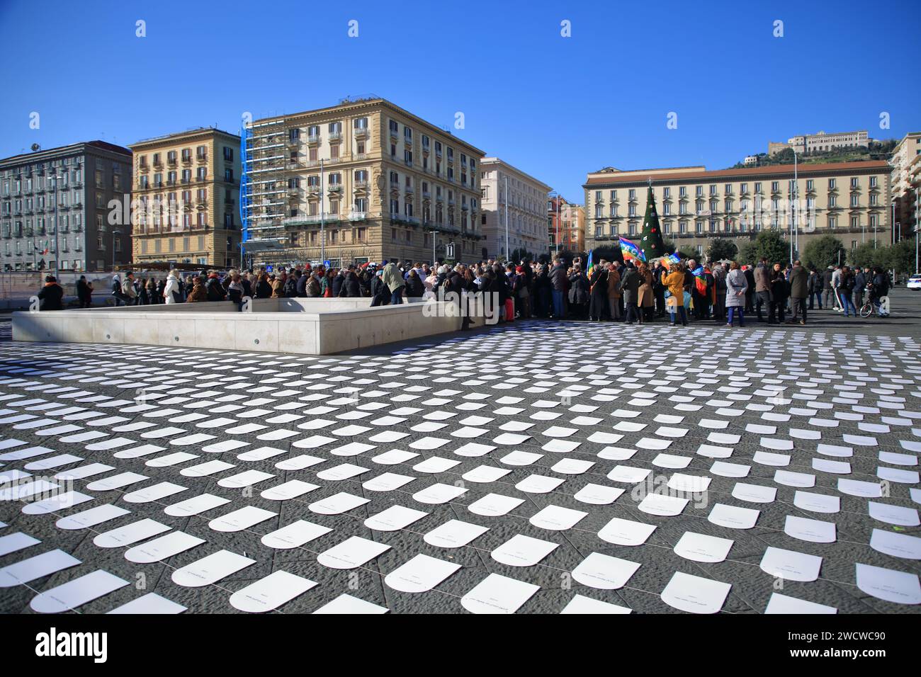 (1/13/2024) piccole targhe bianche sono state esposte in tutta la piazza in memoria dei bambini uccisi a Gaza durante i bombardamenti tra i militanti di Hamas e Israele dagli attacchi del 7 ottobre 2023. Su ogni lapide era scritto il nome in arabo del bambino e della sua età. Hanno preso la parola membri di varie associazioni e giovani filo-palestinesi. In piazza Municipio uomini e donne di alcune associazioni napoletane partecipano ad un momento di dialogo per chiedere al governo nazionale di intervenire per cercare di fermare la morte di bambini a Gaza . L'evento è stato organizzato da Amnesty International - i Foto Stock