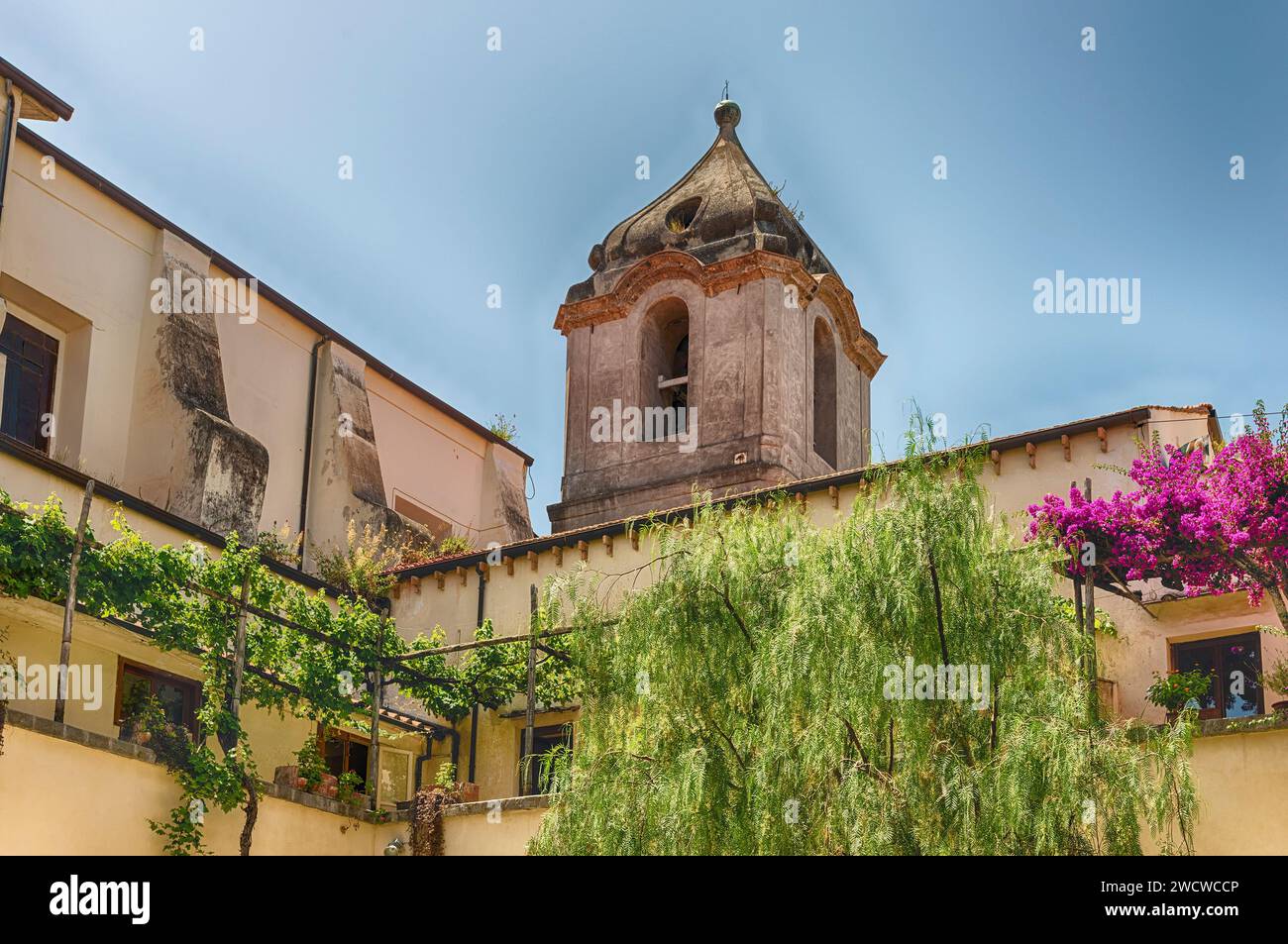Il chiostro panoramico della chiesa di San Francesco d'Assisi, uno dei principali luoghi di interesse della città di Sorrento, Italia Foto Stock
