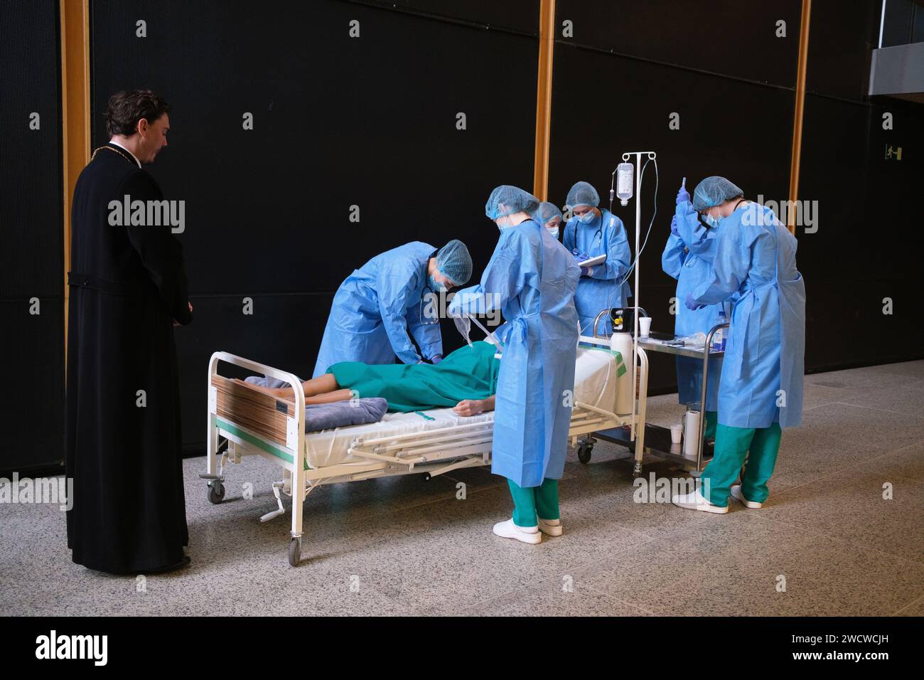 Gli attori si esibiscono durante la rappresentazione di EDIPO REY, DI SOFOCLE del Teatro Nazionale Marin Sorescu di Romania, ai Canal Theaters di Madri Foto Stock