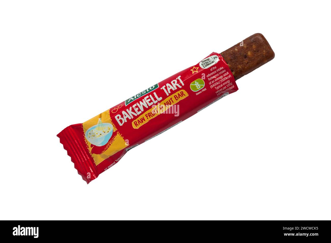 Alesto Bakewell Tart, frutta cruda e nocciole da Lidl, isolato su sfondo bianco - Bakewell Tart, aroma naturale, frutta secca e barretta di anacardi Foto Stock