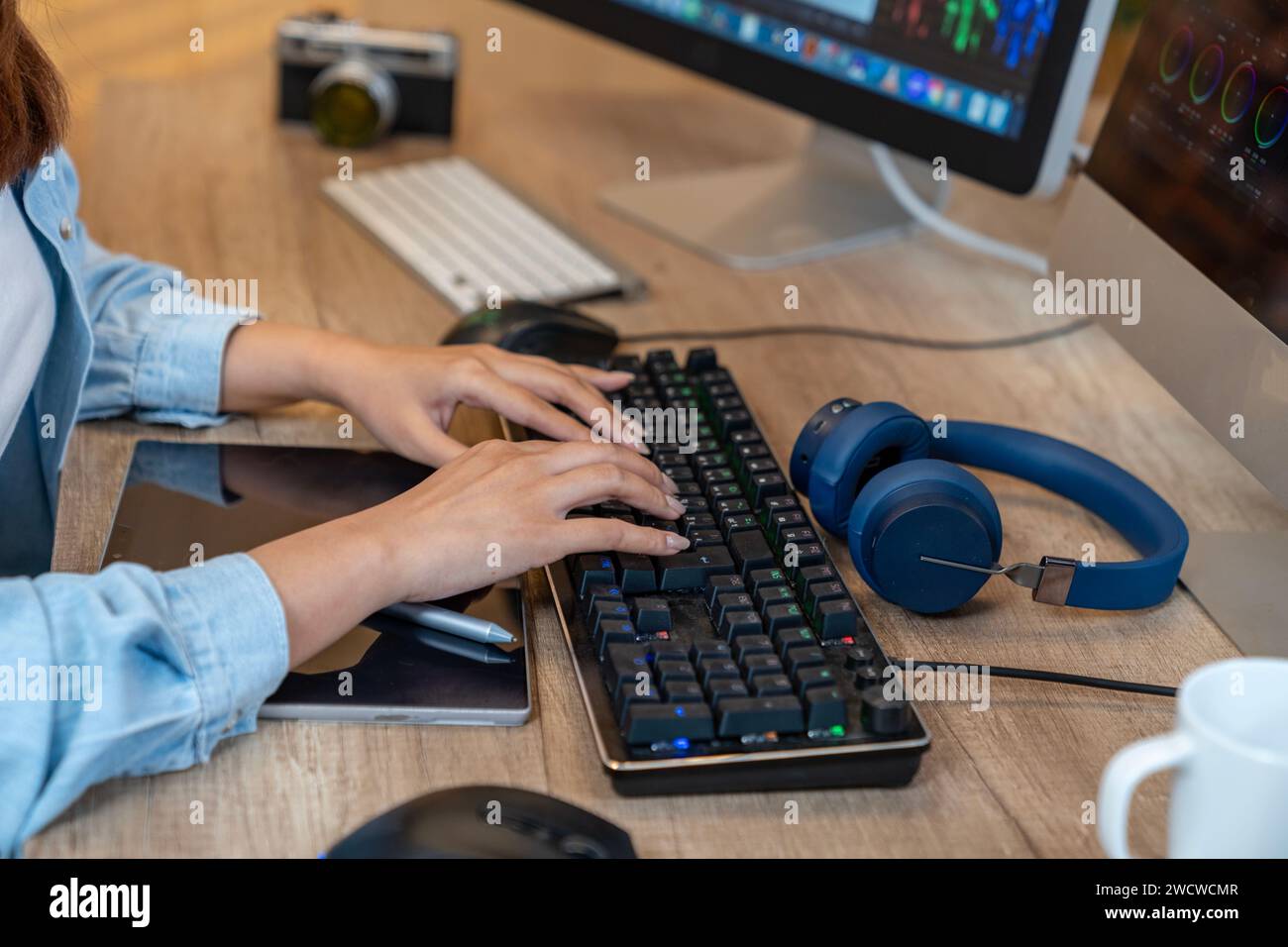 Editor femminile che realizza video su vlogger a casa, professione freelance. Foto Stock