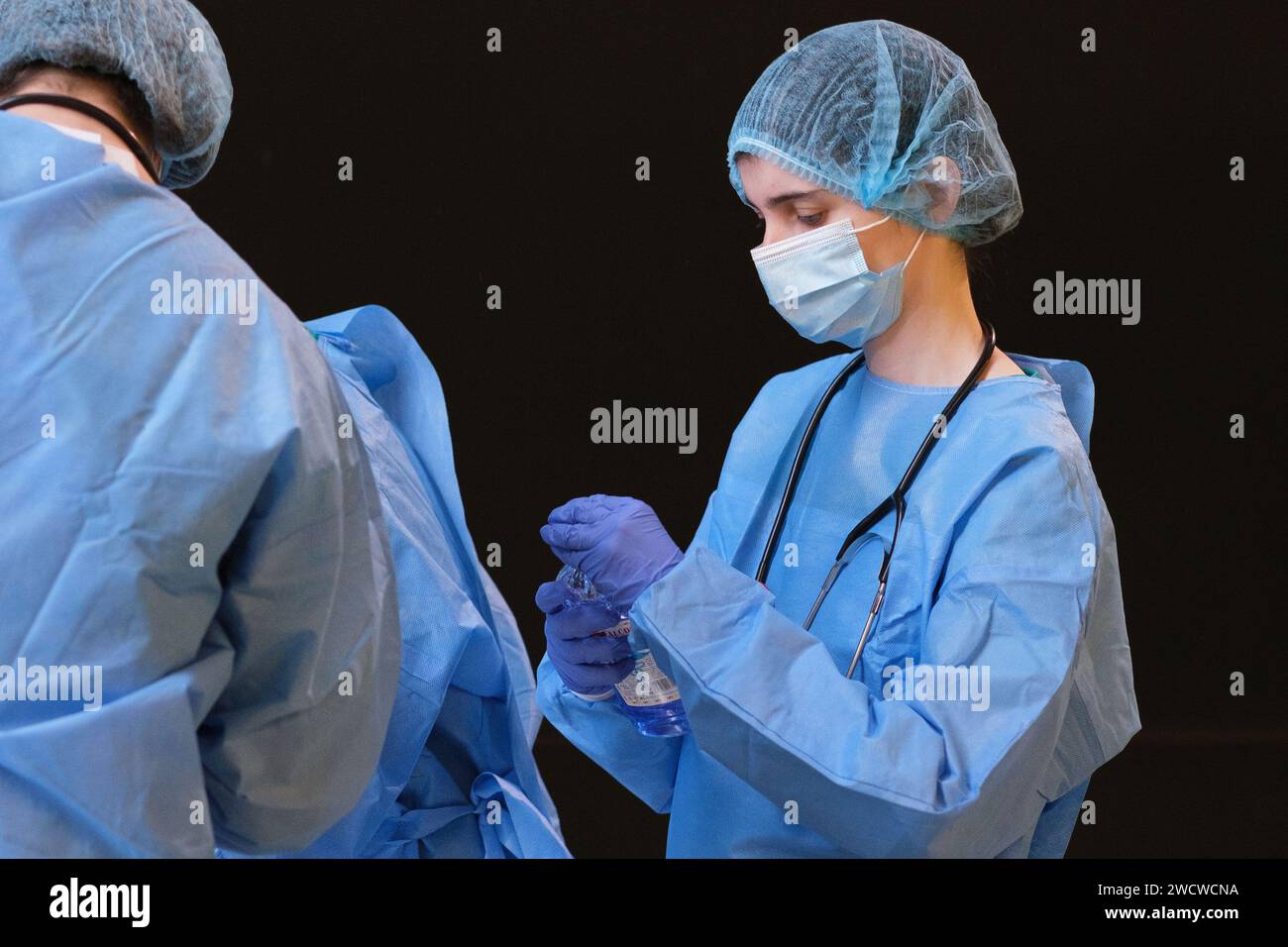 Gli attori si esibiscono durante la rappresentazione di EDIPO REY, DI SOFOCLE del Teatro Nazionale Marin Sorescu di Romania, ai Canal Theaters di Madri Foto Stock