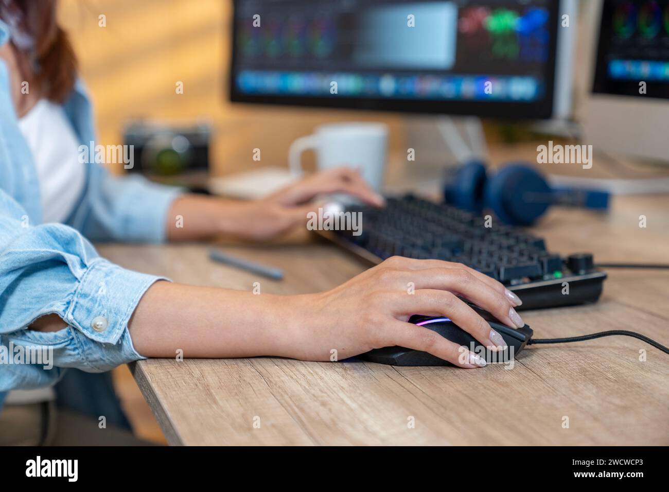 Editor femminile che realizza video su vlogger a casa, professione freelance. Foto Stock