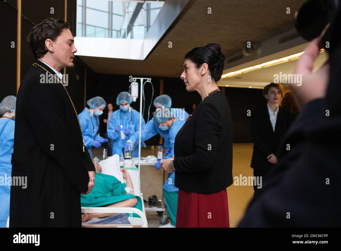 Gli attori si esibiscono durante la rappresentazione di EDIPO REY, DI SOFOCLE del Teatro Nazionale Marin Sorescu di Romania, ai Canal Theaters di Madri Foto Stock