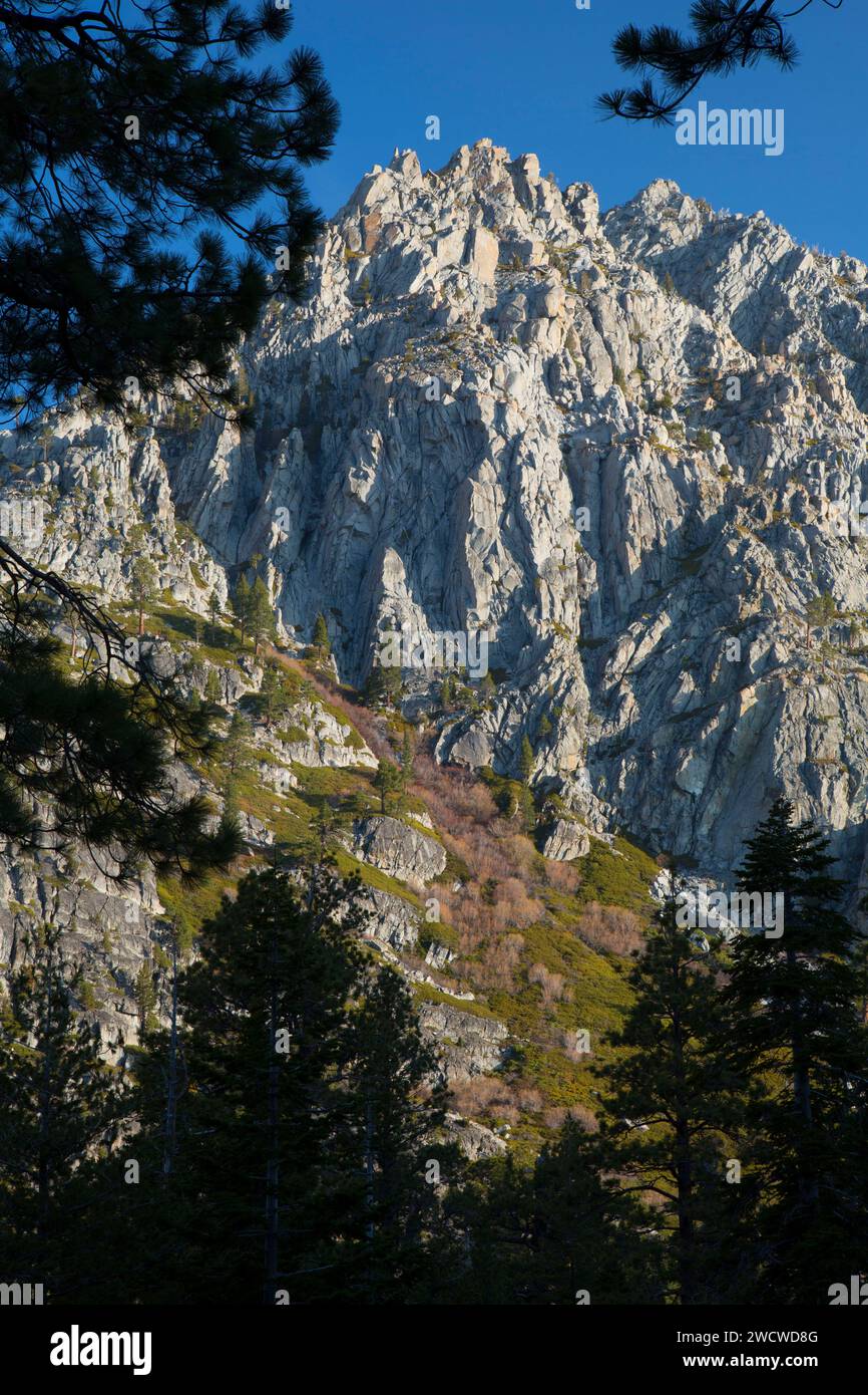 Ridgeline lungo il sentiero del lago Eagle, Desolation Wilderness, Lake Tahoe Basin National Forest, California Foto Stock
