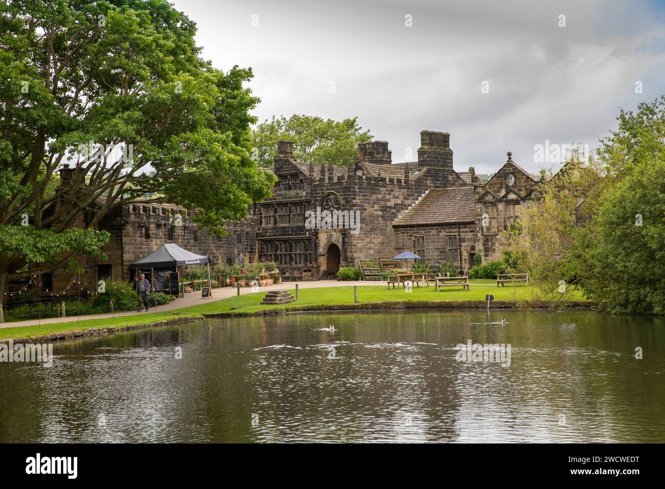 Regno Unito, Inghilterra, Yorkshire, Keighley, Riddlesden, East Riddlesden Hall dall'altra parte dello stagno Foto Stock