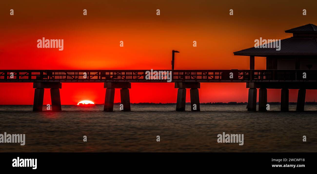 Tramonto dietro il molo di Fort Myers Beach, Florida USA Foto Stock