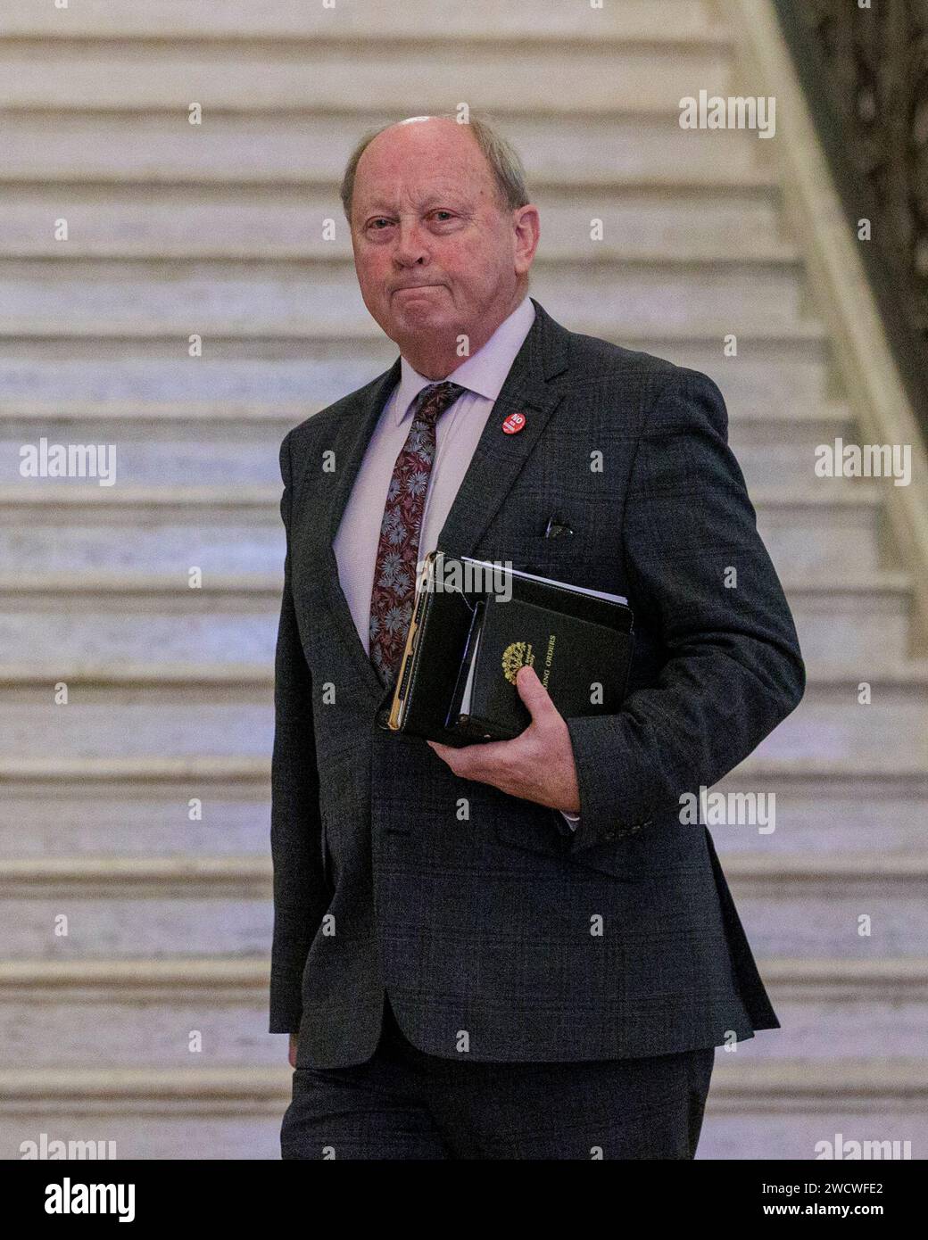 Il leader del TUV Jim Allister nella Grand Hall of Parliament Buildings a Stormont prima di essere richiamato per nominare un Speaker dell'Assemblea dell'Irlanda del Nord. Data foto: Mercoledì 17 gennaio 2024. Foto Stock