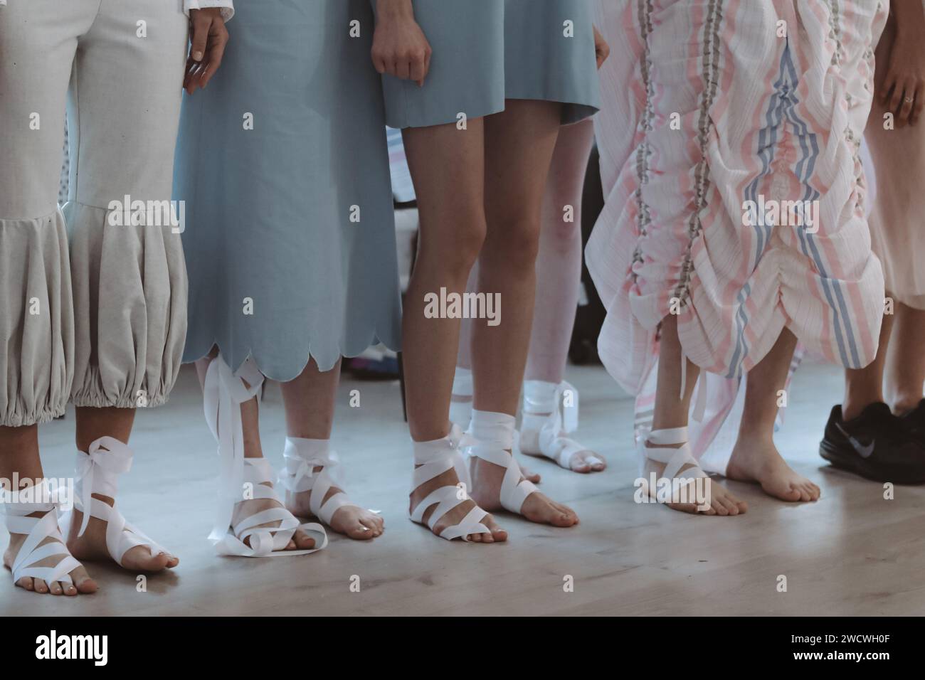 Figure ritagliate di modelli con abiti di design alla moda nel backstage. Foto di moda Foto Stock