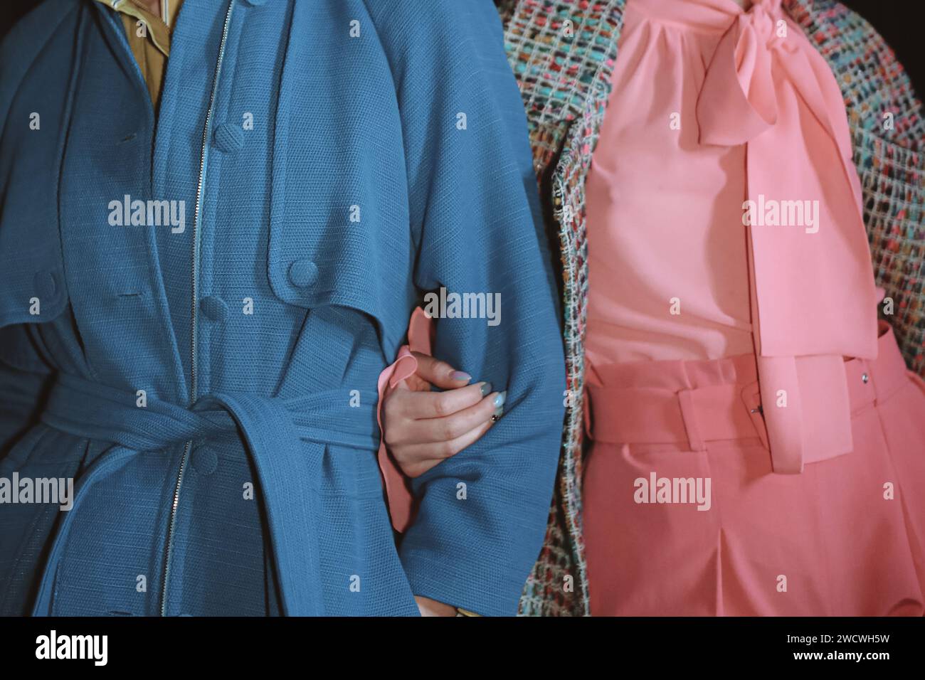 Dettagli alla moda del cappotto blu e della blusa rosa. Dettagli lifestyle. Abbigliamento casual Foto Stock