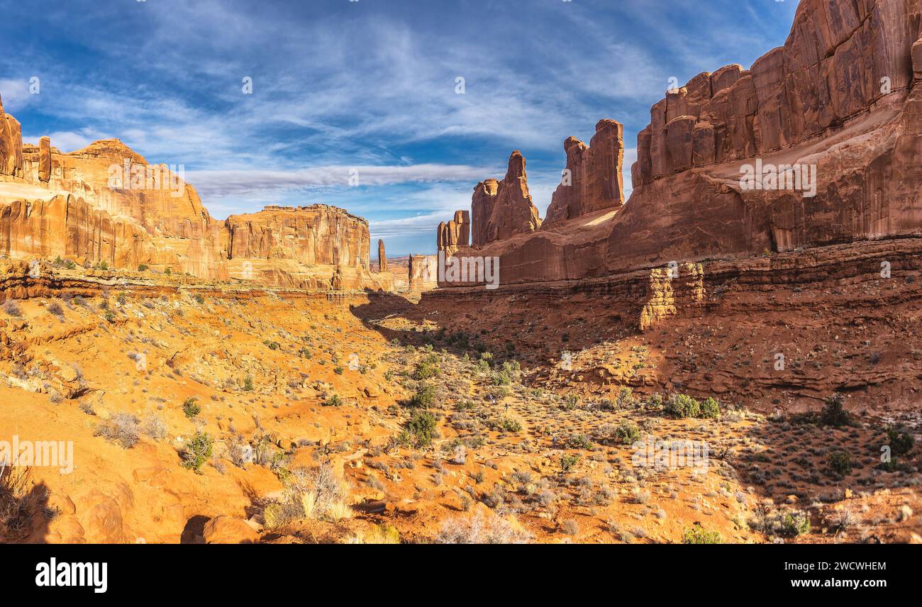 Vista della Grand Capitol Reef su rocce e massi, Utah USA Foto Stock