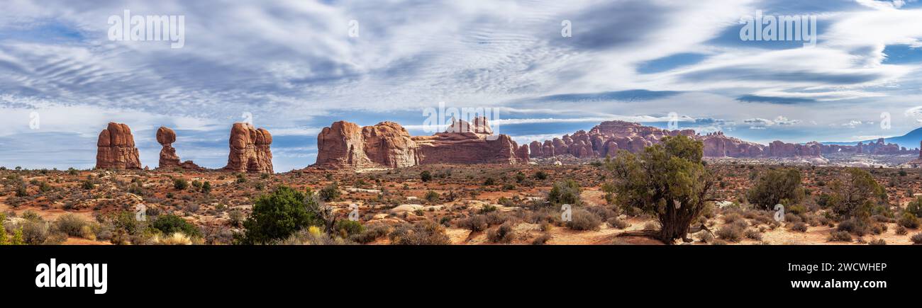 Vista della Grand Capitol Reef su rocce e massi, Utah USA Foto Stock