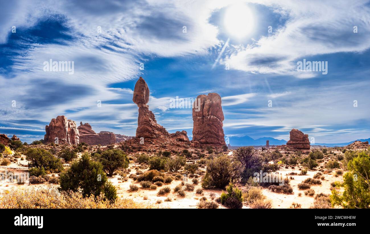 Vista della Grand Capitol Reef su rocce e massi, Utah USA Foto Stock