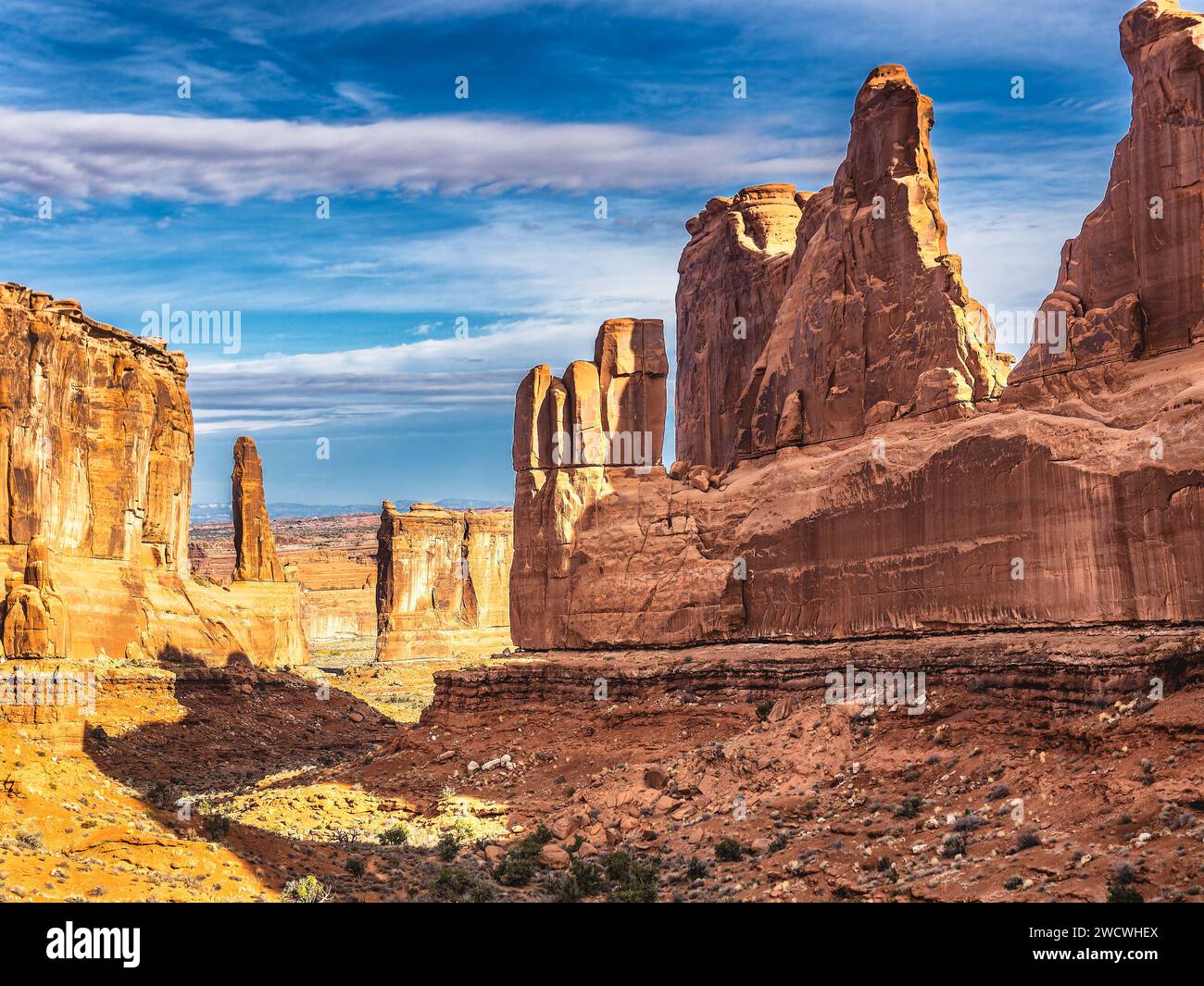 Vista della Grand Capitol Reef su rocce e massi, Utah USA Foto Stock