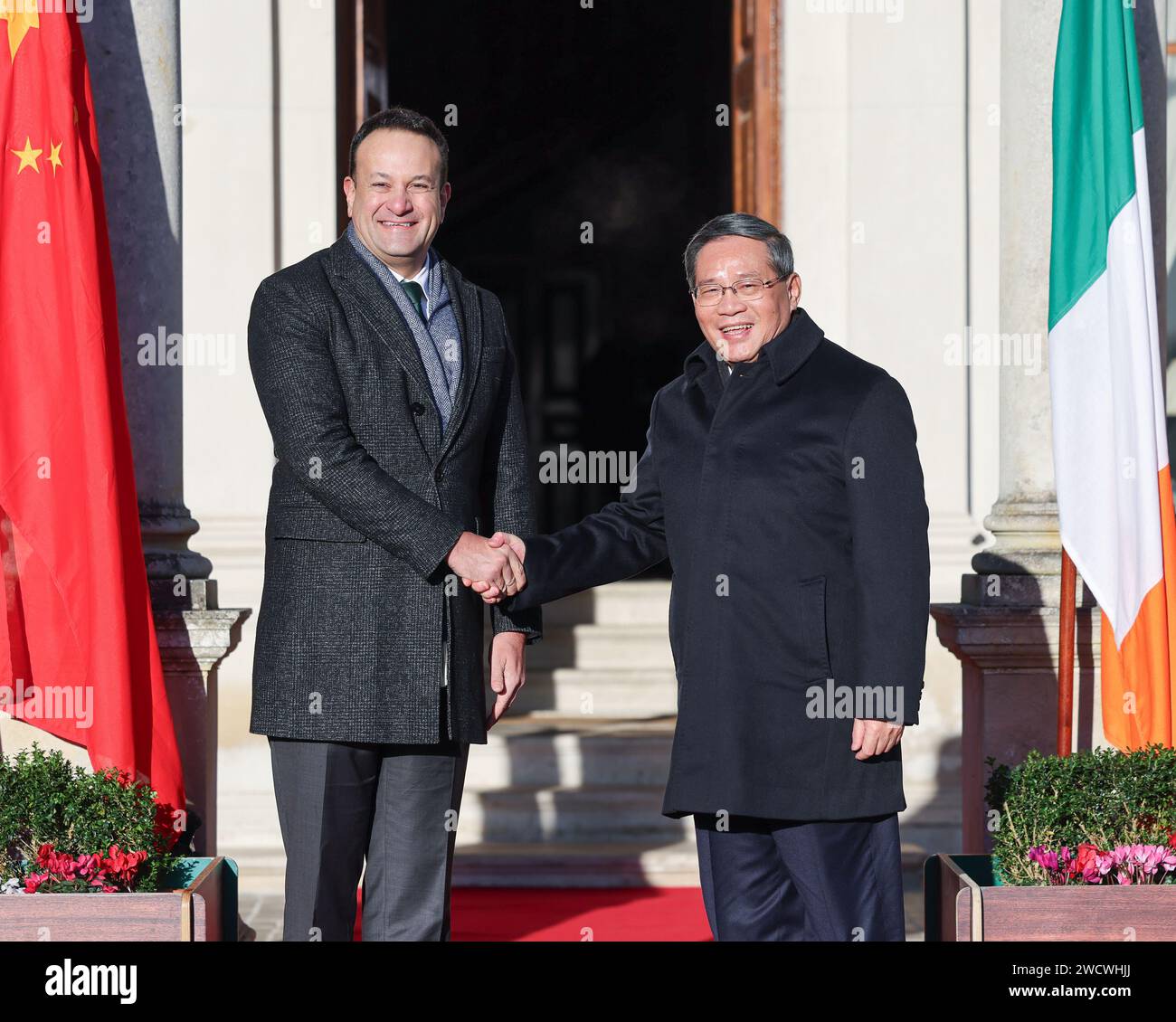 Dublino, Irlanda. 17 gennaio 2024. Il primo ministro cinese li Qiang tiene colloqui con il primo ministro irlandese Leo Varadkar a Farmleigh House, la guest House ufficiale dello stato irlandese, a Dublino, in Irlanda, il 17 gennaio 2024. Crediti: Liu Bin/Xinhua/Alamy Live News Foto Stock