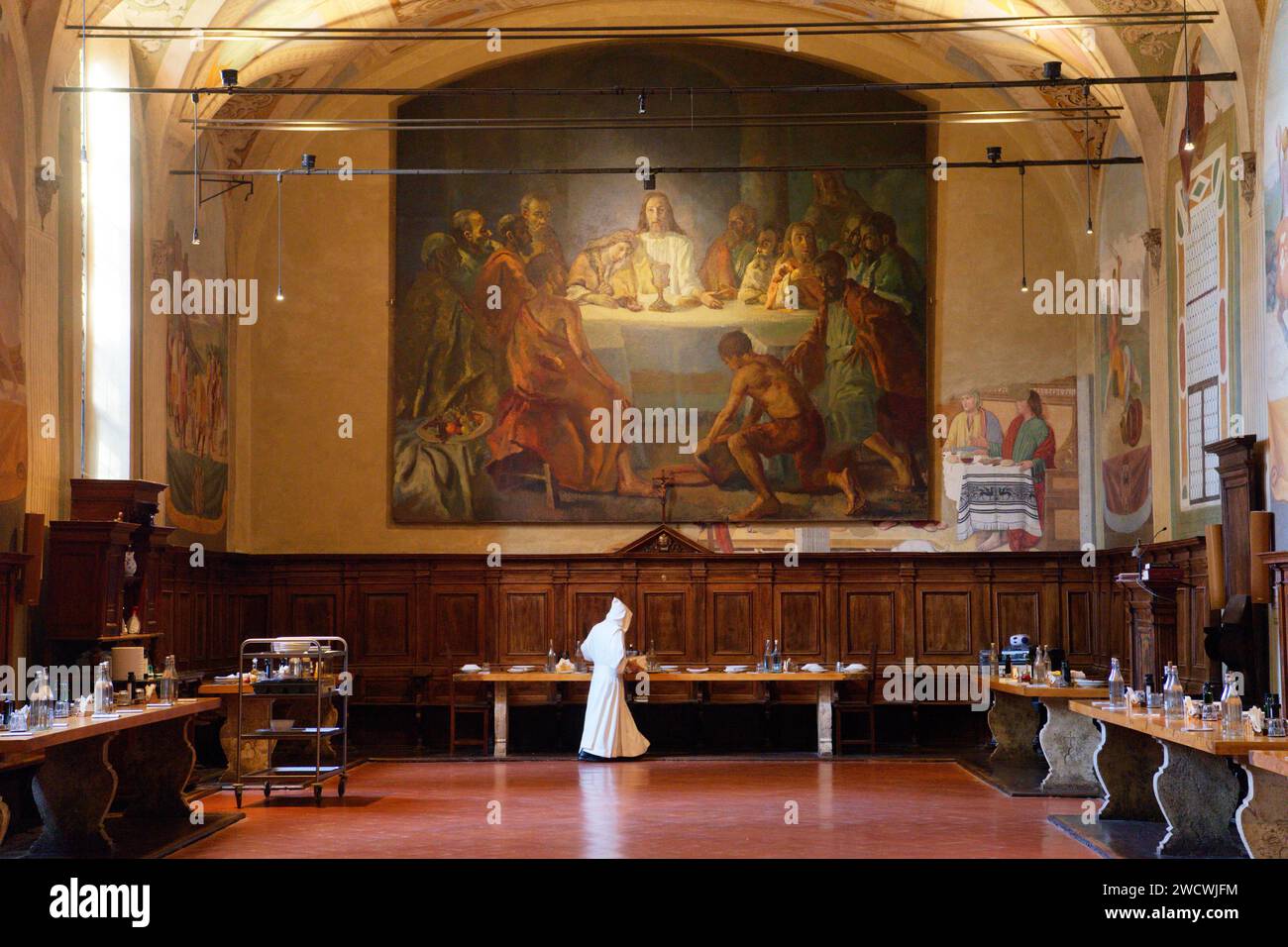 Italia, Toscana, campagna senese, Crete Senesi, comune di Asciano, Chiusure, Monte Oliveto maggiore Abbazia Benedettina (Abbazia di Monte Oliveto maggiore), il Refettorio, sala da pranzo, monaco che prepara i tavoli Foto Stock