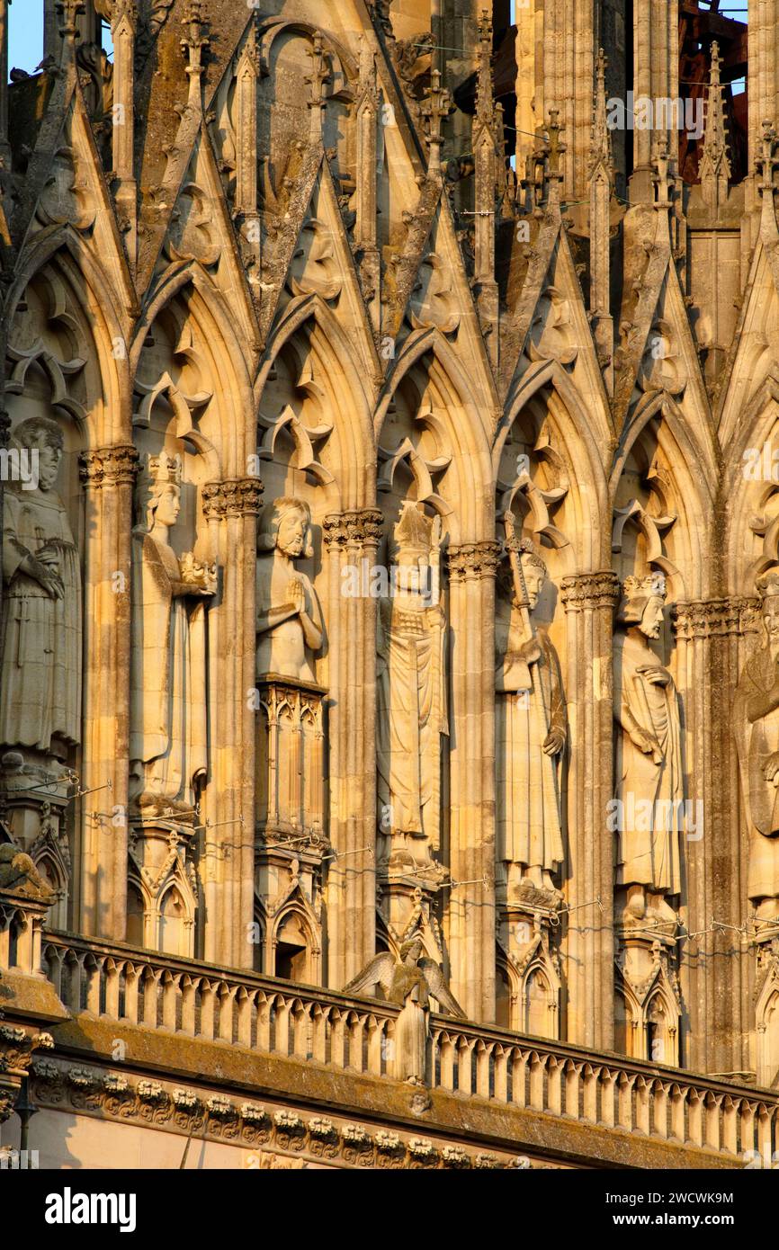 Francia, Marna, Reims, cattedrale di Notre Dame de Reims, dichiarata Patrimonio dell'Umanità dall'UNESCO, la facciata occidentale, il Battesimo di Clovis (al centro) dal vescovo Saint Remi, alla presenza di Clotilde, sua moglie e ispirazione della sua conversione, degli assistenti Vescovi e dell'eremita Montan Foto Stock