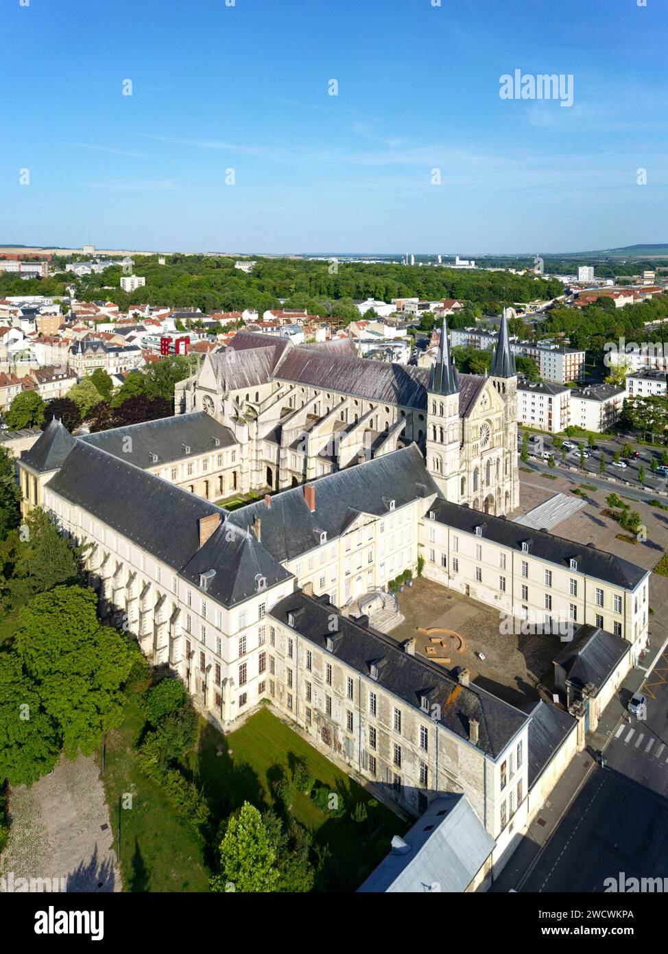 Francia, Marna, Reims, basilica di St Remi e museo, patrimonio mondiale dell'UNESCO (vista aerea) Foto Stock